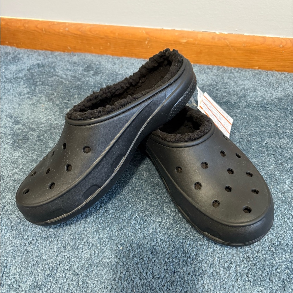 NWT Crocs Women’s Sherpa-Lined Black Clogs